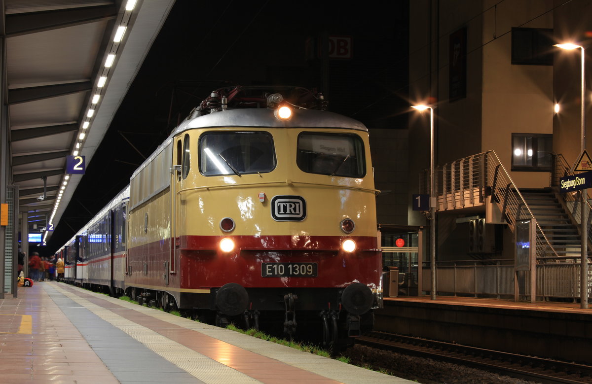 Am 19.12.2020 stand 113 309 mit einem RE9-Verstärker nach Siegen Hbf in Siegburg/Bonn. 