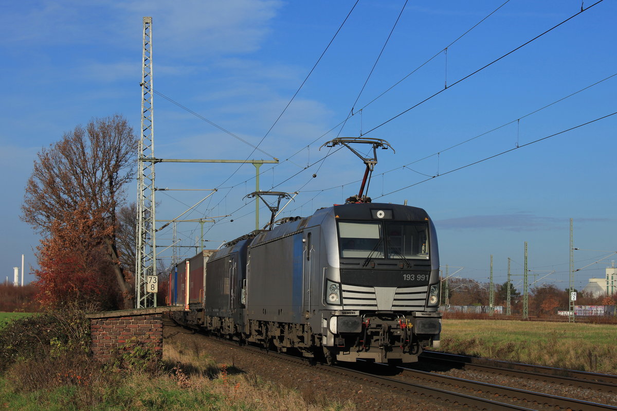 Am 19.12.2020 zogen Railpool/TXL 193 991 und MRCE 193 647 einen KLV nach Verona durch Porz-Wahn. 
