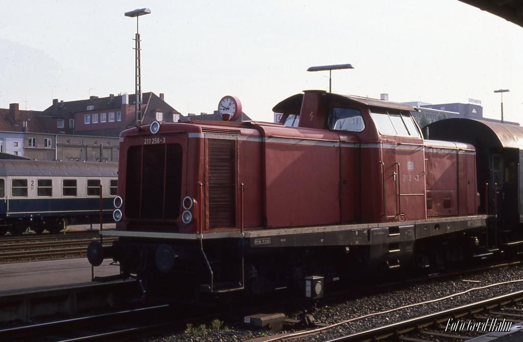 Am 1.9.1988 stand 211256 um 8.46 Uhr vor einem Nahverkehrszug nach Osnabrück um
Hauptbahnhof von Wilhelmshaven.