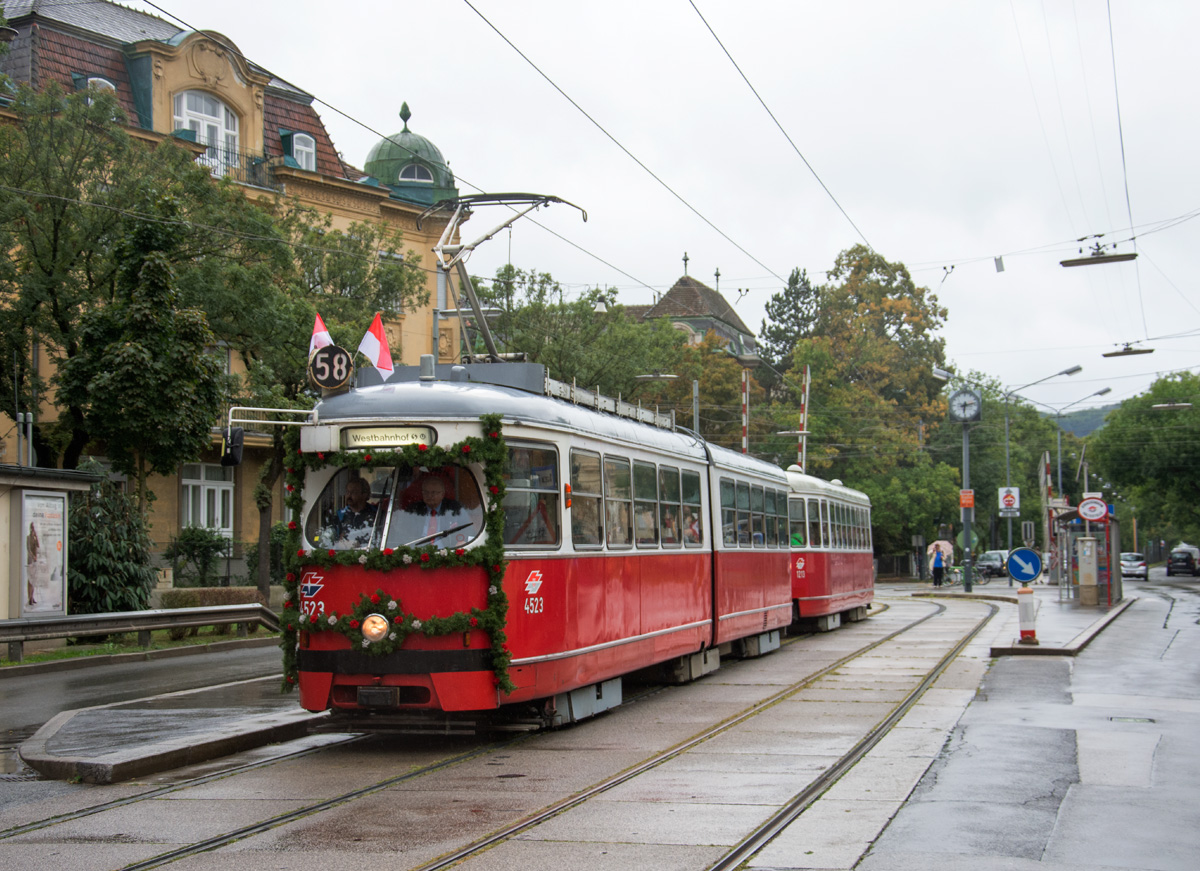 Am 1.9.2017 fand der letzte Betriebstag der Linie 58 (Westbhf. - Unter St. Veit) statt und hier fuhren auch Oldtimer und auch ein E1 + c3 Zug! 

Der 4523 + c3 1213 hatte die Ehre als geschmückter 58er am diesem Tag zu fahren, hier zu sehen in der Haltestelle  Verbindungsbahn , auch der Wettergott weinte dieser Linie hinterher! 