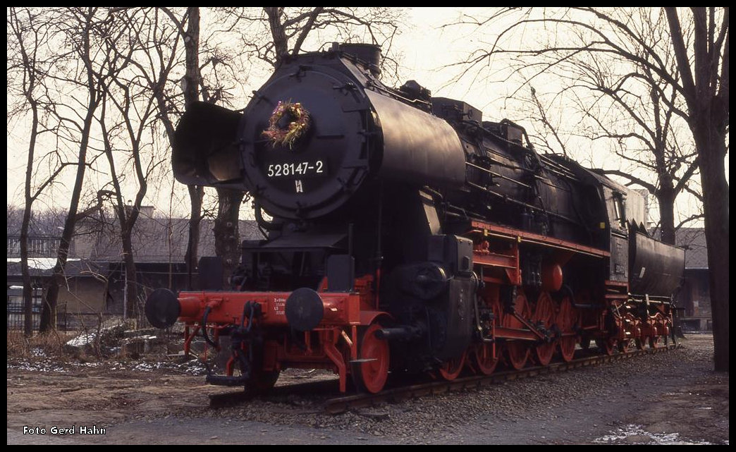 Am 19.2.1994 stand 528147 noch als Denkmal Lok in Quedlinburg. Inzwischen wurde sie vom Sockel geholt und als  Ersatzteilspender  zur Ostertalbahn transportiert. Vielleicht weiß jemand, wie dort der weitere Werdegang ist und ergänzt es hier.