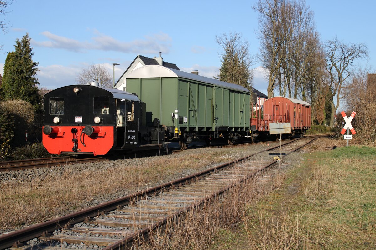 Am 19.3.2022 fuhr Köf 4202 der Museumseisenbahnhamm von Lippborg nach Hamm Süd aus Lippborg brachte sie denn Rungwagen mit der früher denn Leuna Werken gehört hat und aus Welver Ramesohl einen Postwagen der Deutschen Post. Dies war die Probefahrt der Köf 4202 und ab dem 19.3.2022 trägt sie das Untersuchungsdatum HM. 19.3.2022 