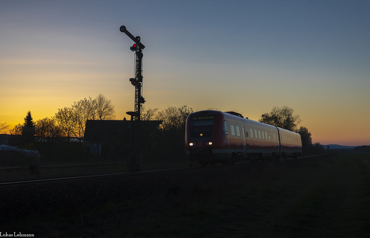 Am 19.4.19 ging es in aller früh nach Freihöls. Kurz bevor die Sonne aufging, rauschte 612 098 als RE 3542 aus Schwandorf nach Nürnberg Hbf am Einfahrtsignal Freihöls vorbei und wird in Kürze seinen ersten Halt in Amberg antreten. 