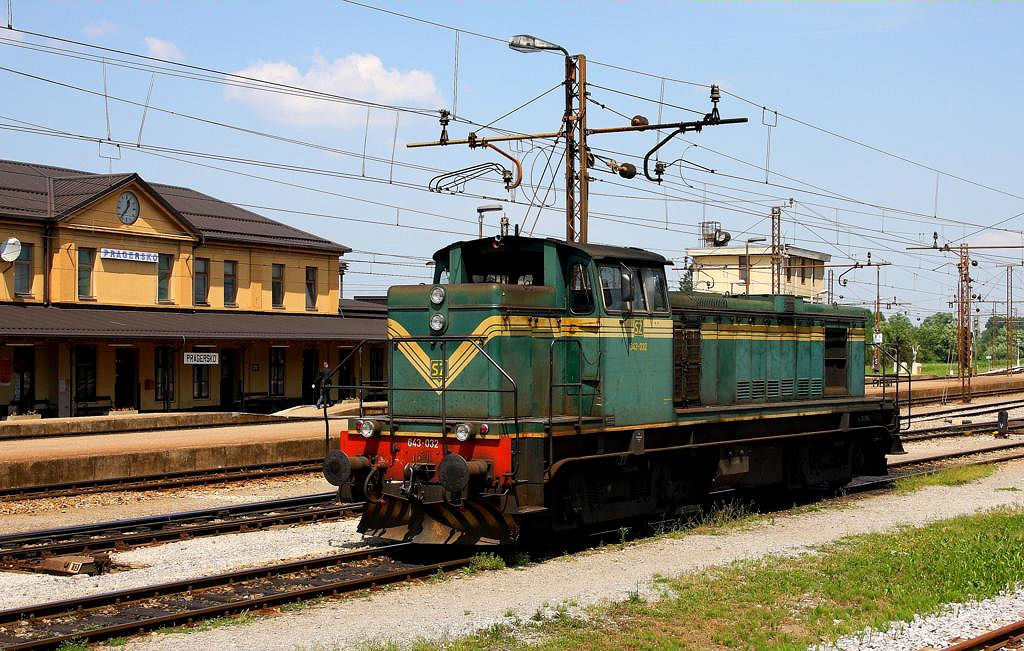 Am 19.4.2011 war 643032 als Rangierlok im Bahnhof Pragersko aktiv.