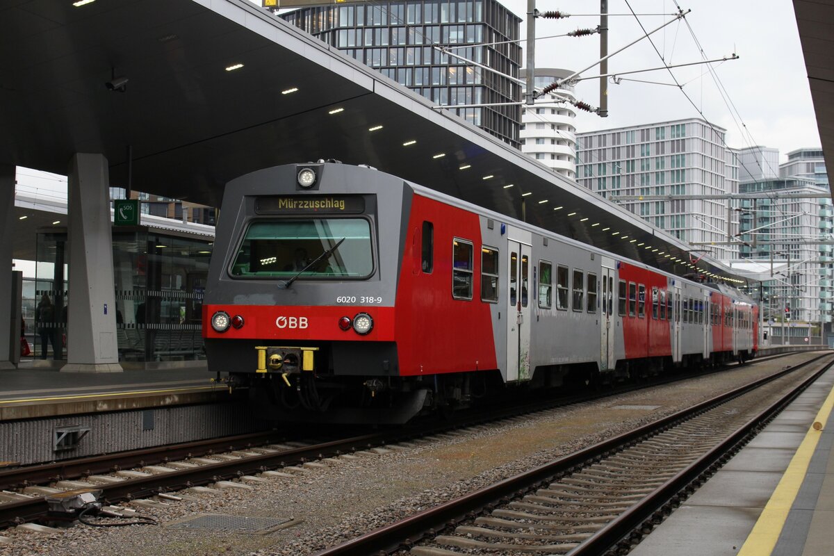 Am 19.4.2022 wurde der D859 von Wien Hbf nach Mürzzuschlag anstatt des 5-teiligen Wendezuges mit dem 4020 318 geführt.
Ein 4020 mit dem Zugziel Mürzzuschlag ist am Wiener Hauptbahnhof schon eine Seltenheit.