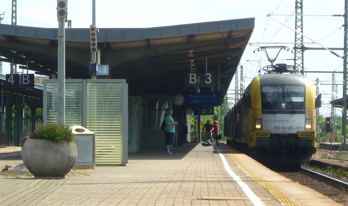 Am 19.5.12 war der inzwischen Schwarz Lackierte ES64U2 013 noch in seiner alten BoxXpress Lackierung unterwegs. Hier steht der Zug im Bahnhof Weimar mit seiner RB Eisenach - Halle. 
