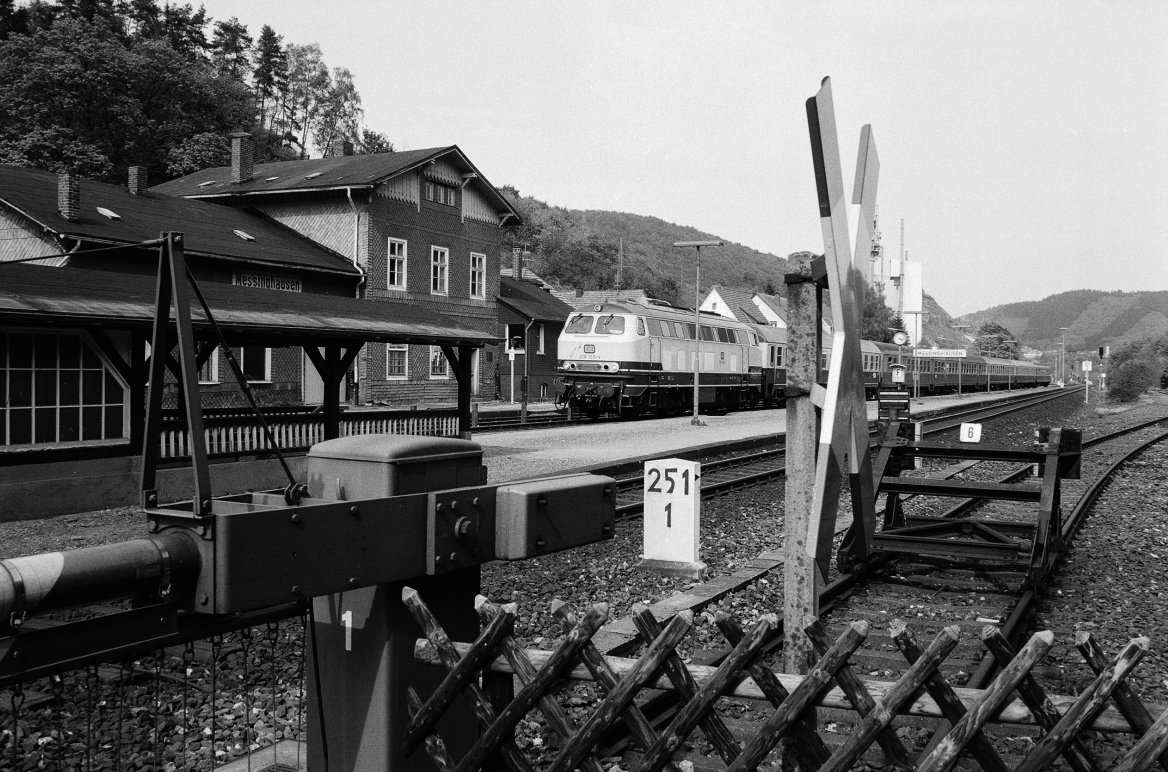 Am 19.5.1986 gab es in Messinghausen an der Strecke Warburg - Hagen noch ein ansprechendes Empfangsgebäude, wenn auch bereits ungenutzt und vom Zahn der Zeit angenagt. 218 139 durchfährt den Bahnhof mit einem Schnellzug ohne Halt.