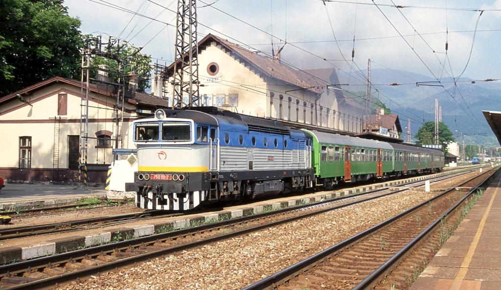 Am 19.5.2004 fhrt im Bahnhof Vrutky um 9.22 Uhr die 750111 mit ihrem Os
nach Zvolen aus.