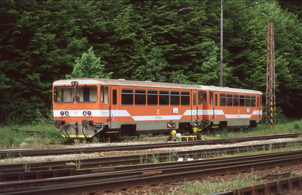 Am 19.5.2004 rangierte 810010 im Gleisvorfeld des Bahnhof Kralovany.