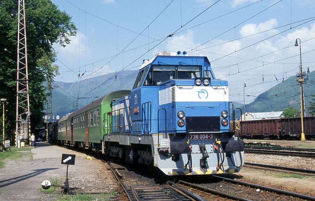 Am 19.5.2004 wartet mein Os 3605 mit der modernisierten Zuglok 736004
im Bahnhof Vrutky auf die Abfahrt nach Banska Bystrica.