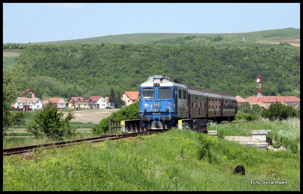 Am 19.5.2015 kam mir 62-0530-4 zum zweiten Mal vor die Linse, als der Kutter mit dem Personenzug 2566 nach Sibiu sich dem Haltepunkt Mandra näherte.