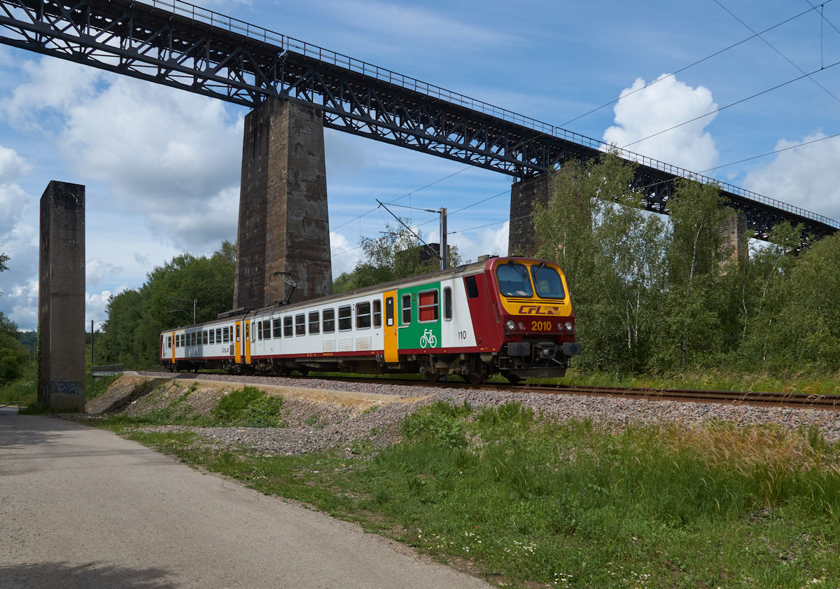 Am 19.6.2020 war CFL 2010 als RB 6466 auf dem Weg von Audun-le-Tiche nach Esch-sur-Alzette . Kurz nach dem der Bahnhof von Audun-le-Tiche verlassen wurde, wird die Brücke der ehemaligen Bahnstrecke von Audun-le-Tiche nach Fontoy unterquert.