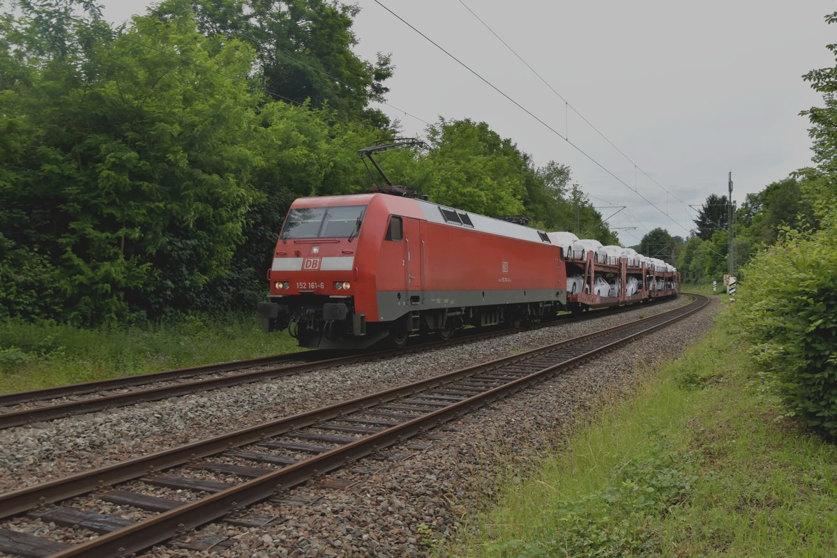 Am  19.6.2020. ist zur Mittagszeit die 152 161-6 mit einem Audizug in Neckargerach gen Heidelberg fahrend unterwegs. 