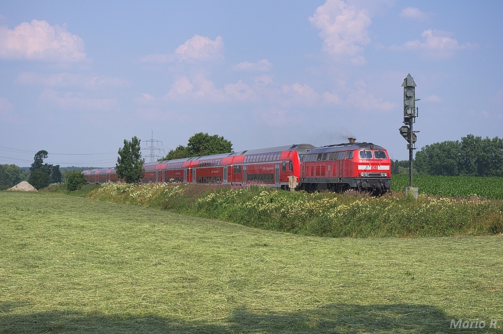 Am 19.7.2013 konnte ich 218 421 an einem Dosto-Sandwich aus Mühldorf in Richtung München ablichten. Hier gut zu sehen ist das nochmalige kurze aufschalten kurz vor Markt Schwaben