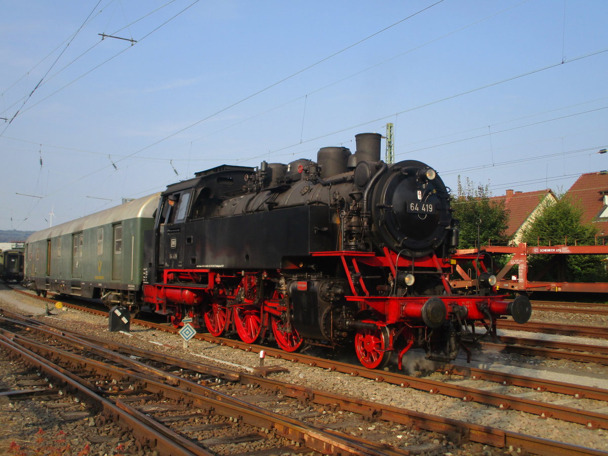 Am 19.8.2018 konnte ich die 64 419 der DBK Historischebahn aus Crailsheim in Schorndorf beim Rangieren im Güterbahn Fotografieren bevor sich sich an desem Tag auf der Schwäbischen Waldbahn ( Wieslauftalbahn ) austoben darf 