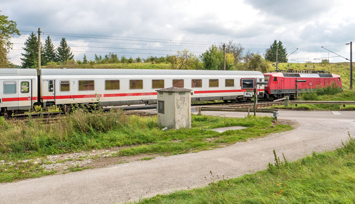 Am 19.9.17 schob eine Lok der Baureihe 120 die zu InterCities umlackierten Wagen über den Bahnübergang bei Beuerlbach Richtung Nürnberg.