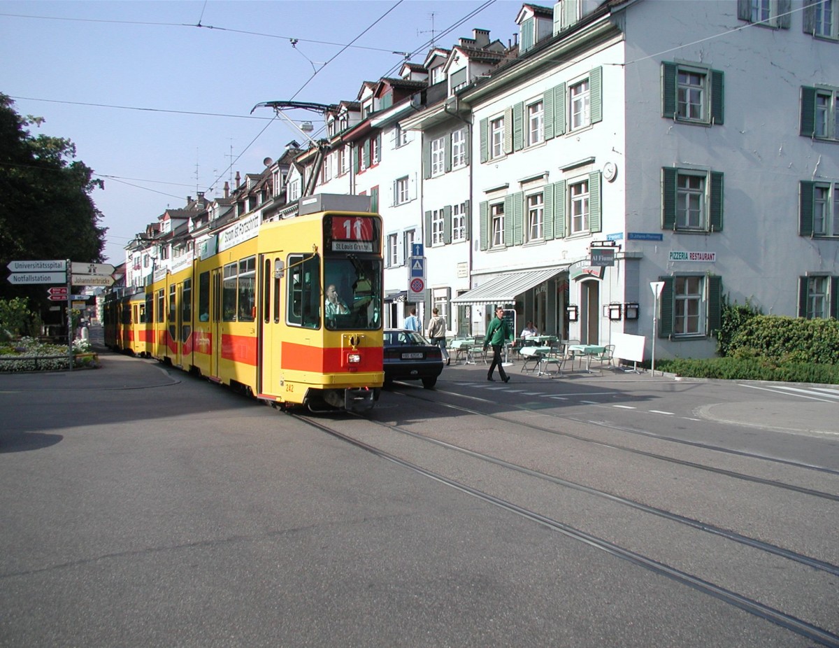 Am 19.9.2008 ist Be 4/8 242 mit einem unbekannten Be 4/6 auf der Basler Linie 11 am Universitätsspital unterwegs.