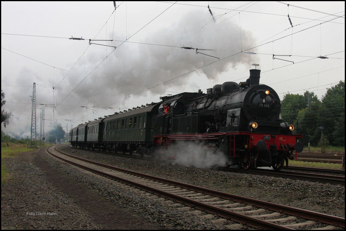 Am 19.9.2015 bespannte 78468 von Eisenbahntradition einen Sonderzug von Nostalgiereisen von Osnabrück nach Essen. Hier verläßt der Zug gerade den  Bahnhof Hasbergen an der  Rollbahn . 