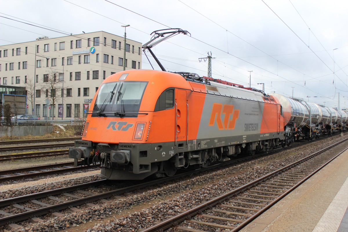 Am 19.Mrz 2013 durchfuhr RTS 1216 902 mit einem Kesselwagenzug den Bahnhof Regensburg.