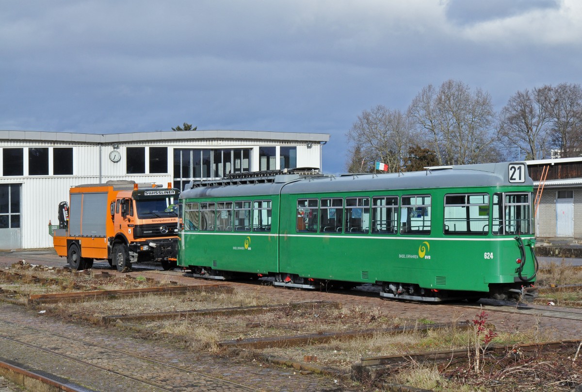 Am 1.Februar 2016 beginnt der Verlad der letzten Be 4/6 Düwag nach Belgrad. Einzig die Be 4/6 627 und 628 bleiben als Oldtimer in Basel. Hier wird der Be 4/6 624 zum Verladeplatz geschoben. Die Aufnahme stammt vom 01.02.2016. 