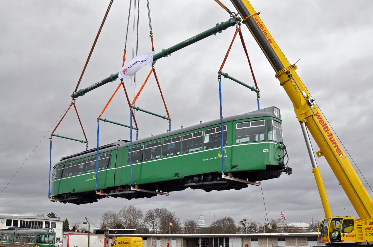 Am 1.Februar 2016 beginnt der Verlad der letzten Be 4/6 Düwag nach Belgrad. Einzig die Be 4/6 627 und 628 bleiben als Oldtimer in Basel. Hier wird der Be 4/6 624 von einem Kran der Firma Welti-Furrer auf den Eisenbahnwagen gehoben. Die Aufnahme stammt vom 01.02.2016.