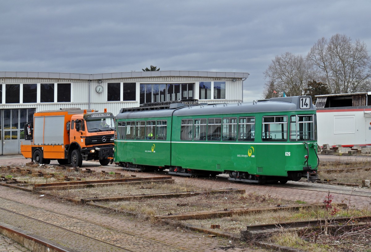 Am 1.Februar 2016 beginnt der Verlad der letzten Be 4/6 Düwag nach Belgrad. Einzig die Be 4/6 627 und 628 bleiben als Oldtimer in Basel. Hier wird der Be 4/6 626 zum Verladeplatz geschoben. Die Aufnahme stammt vom 01.02.2016.
