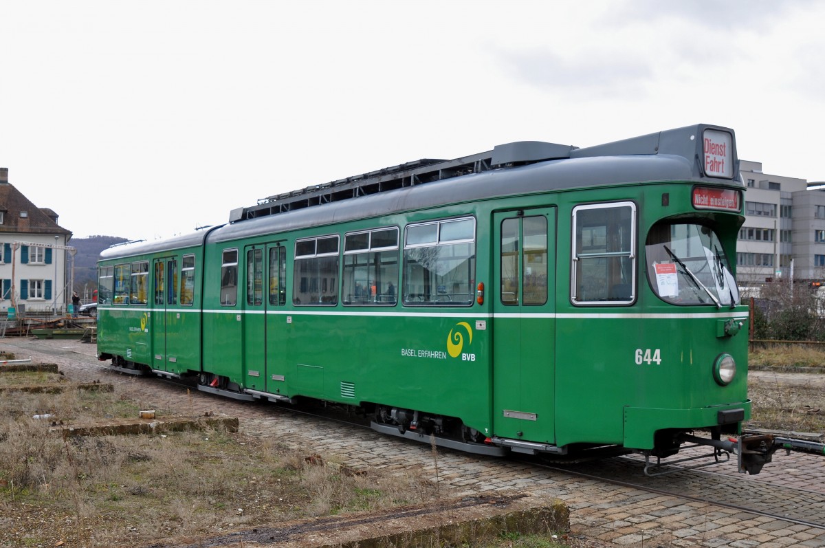 Am 1.Februar 2016 beginnt der Verlad der letzten Be 4/6 Düwag nach Belgrad. Einzig die Be 4/6 627 und 628 bleiben als Oldtimer in Basel. Hier steht der Be 4/6 644 am Verladeplatz. Die Aufnahme stammt vom 01.02.2016.