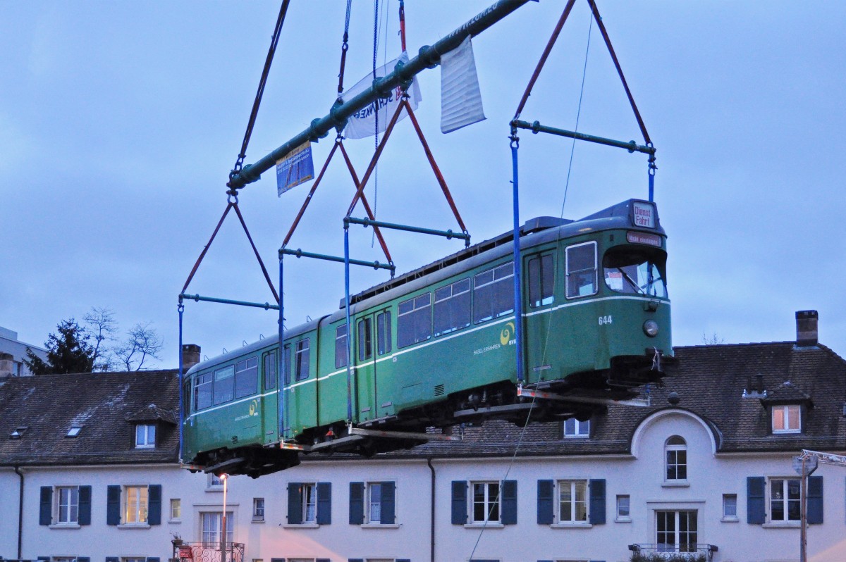 Am 1.Februar 2016 beginnt der Verlad der letzten Be 4/6 Düwag nach Belgrad. Einzig die Be 4/6 627 und 628 bleiben als Oldtimer in Basel. Hier wird der Be 4/6 644 am frühen Morgen von einem Kran der Firma Welti-Furrer auf den Eisenbahnwagen gehoben. Die Aufnahme stammt vom 02.02.2016.