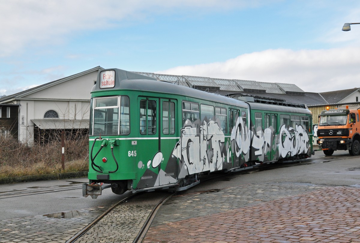 Am 1.Februar 2016 beginnt der Verlad der letzten Be 4/6 Düwag nach Belgrad. Einzig die Be 4/6 627 und 628 bleiben als Oldtimer in Basel. Hier wird der versprayte Be 4/6 645 von einem Lastwagen zum Verladeplatz geschoben. Die Aufnahme stammt vom 01.02.2016.