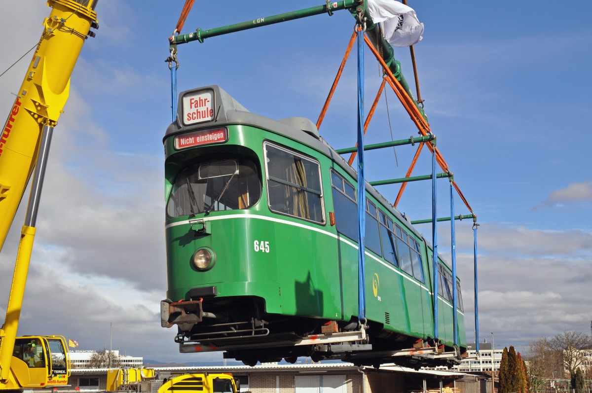 Am 1.Februar 2016 beginnt der Verlad der letzten Be 4/6 Düwag nach Belgrad. Einzig die Be 4/6 627 und 628 bleiben als Oldtimer in Basel. Hier wird der Be 4/6 645 von einem Kran der Firma Welti-Furrer auf den Eisenbahnwagen gehoben. Die Aufnahme stammt vom 01.02.2016.