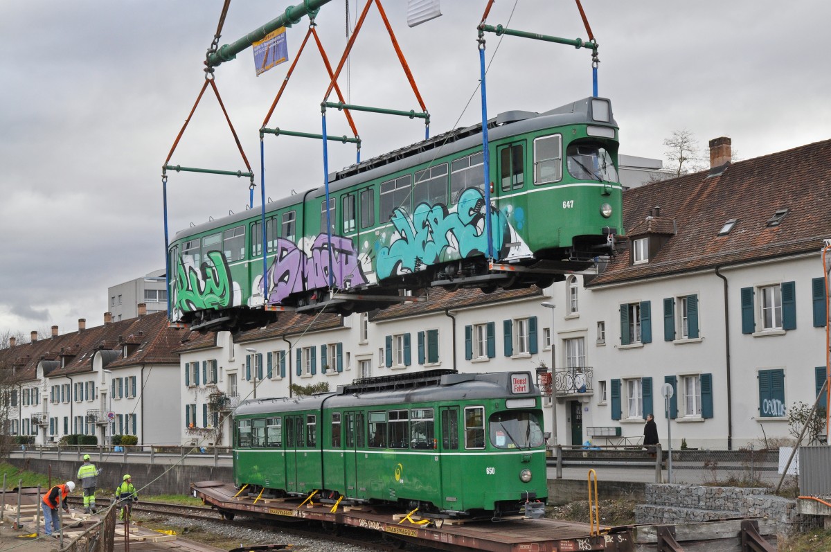 Am 1.Februar 2016 beginnt der Verlad der letzten Be 4/6 Düwag nach Belgrad. Einzig die Be 4/6 627 und 628 bleiben als Oldtimer in Basel. Hier wird der versprayte Be 4/6 647 von einem Kran der Firma Welti-Furrer auf den Eisenbahnwagen gehoben. Die Aufnahme stammt vom 02.02.2016.