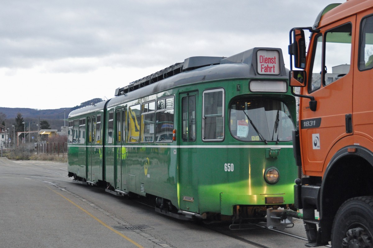 Am 1.Februar 2016 beginnt der Verlad der letzten Be 4/6 Düwag nach Belgrad. Einzig die Be 4/6 627 und 628 bleiben als Oldtimer in Basel. Hier wird der versprayte Be 4/6 650 von einem Lastwagen zum Verladeplatz geschoben. Die Aufnahme stammt vom 02.02.2016.
