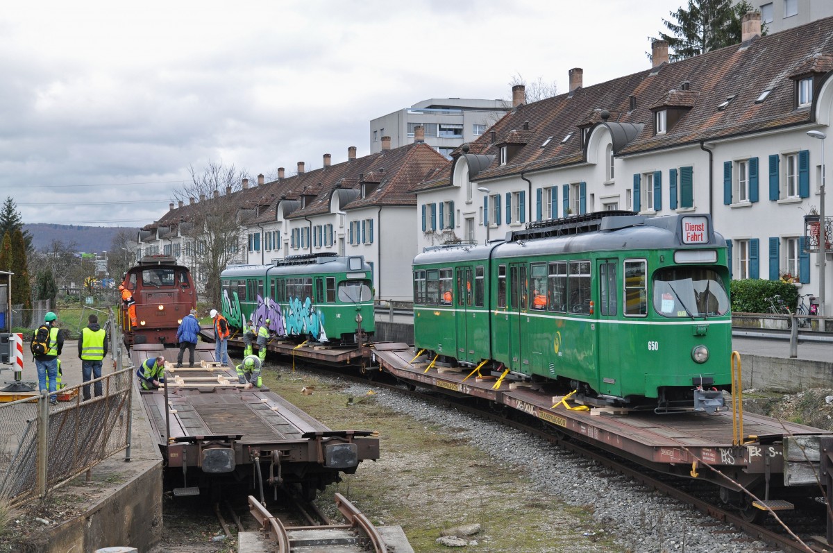 Am 1.Februar 2016 beginnt der Verlad der letzten Be 4/6 Düwag nach Belgrad. Einzig die Be 4/6 627 und 628 bleiben als Oldtimer in Basel. Hier steht der Be 4/6 650 vor dem versprayten Be 4/6 647 auf dem Eisenbahnwagen. Die Aufnahme stammt vom 02.02.2016.