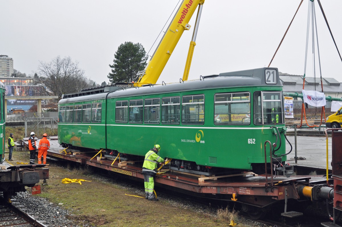 Am 1.Februar 2016 beginnt der Verlad der letzten Be 4/6 Düwag nach Belgrad. Einzig die Be 4/6 627 und 628 bleiben als Oldtimer in Basel. Hier steht der Be 4/6 652 auf dem Eisenbahnwagen. Die Aufnahme stammt vom 03.02.2016. 