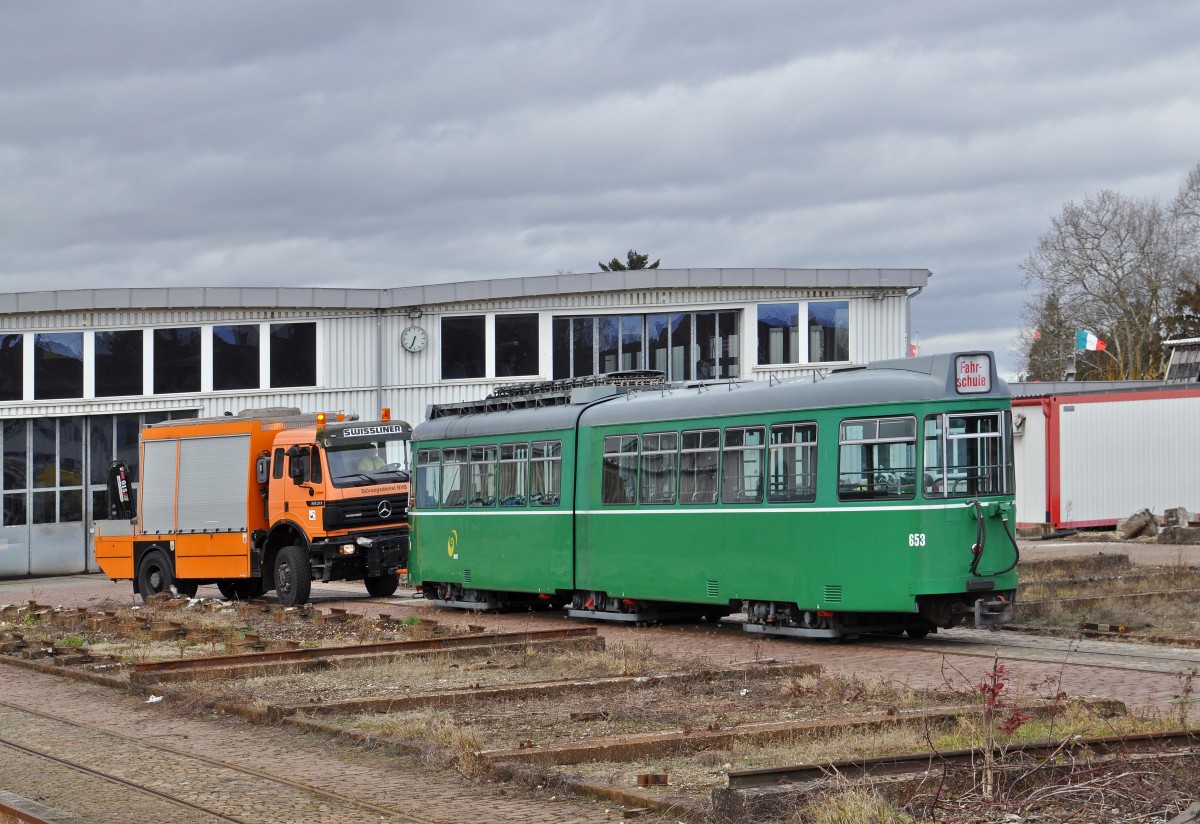 Am 1.Februar 2016 beginnt der Verlad der letzten Be 4/6 Düwag nach Belgrad. Einzig die Be 4/6 627 und 628 bleiben als Oldtimer in Basel. Hier wird der Be 4/6 653 von einem Lastwagen zum Verladeplatz geschoben. Die Aufnahme stammt vom 03.02.2016.