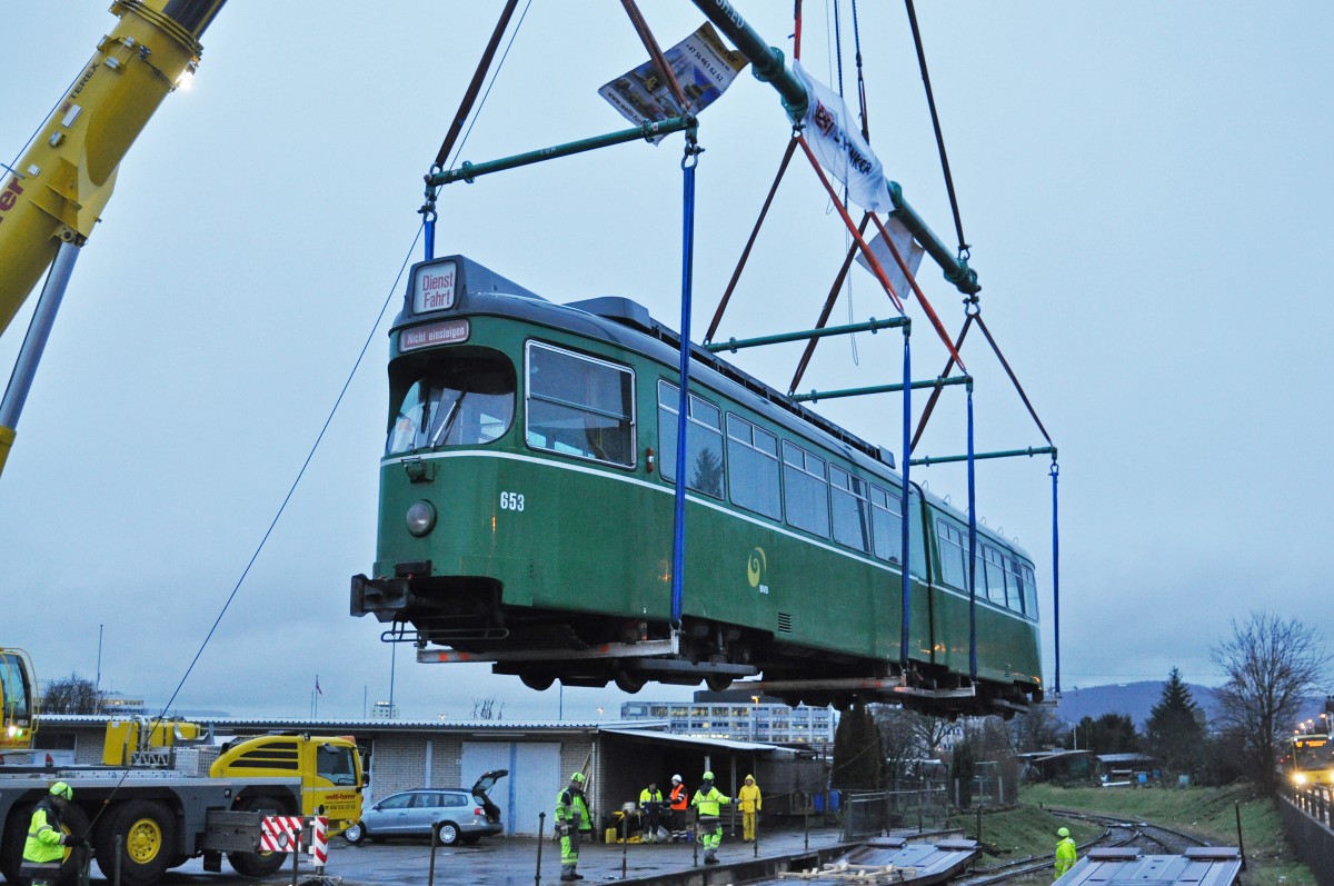 Am 1.Februar 2016 beginnt der Verlad der letzten Be 4/6 Düwag nach Belgrad. Einzig die Be 4/6 627 und 628 bleiben als Oldtimer in Basel. Hier wird der Be 4/6 653 im Morgengrauen und strömendem Regen von einem Kran der Firma Welti-Furrer auf den Eisenbahnwagen gehoben. Die Aufnahme stammt vom 03.02.2016.