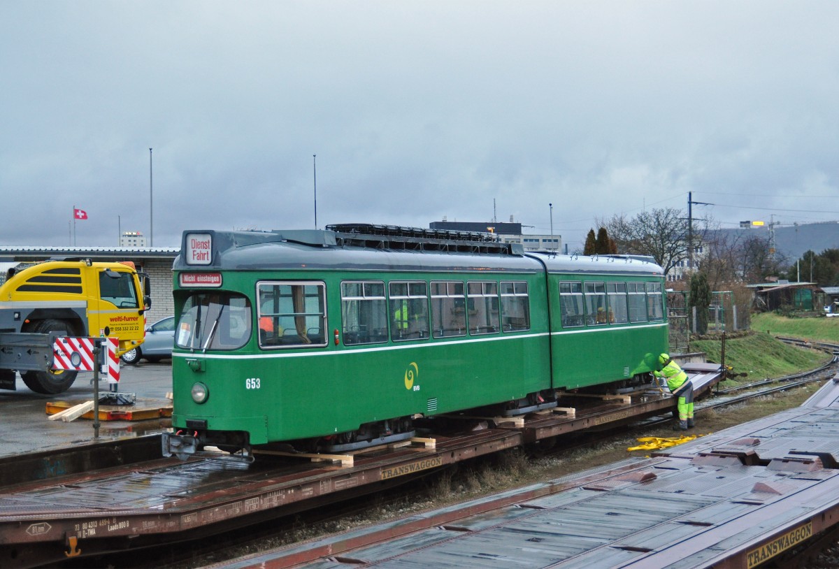 Am 1.Februar 2016 beginnt der Verlad der letzten Be 4/6 Düwag nach Belgrad. Einzig die Be 4/6 627 und 628 bleiben als Oldtimer in Basel. Hier steht der Be 4/6 653 auf dem Eisenbahnwagen. Die Aufnahme stammt vom 03.02.2016. 