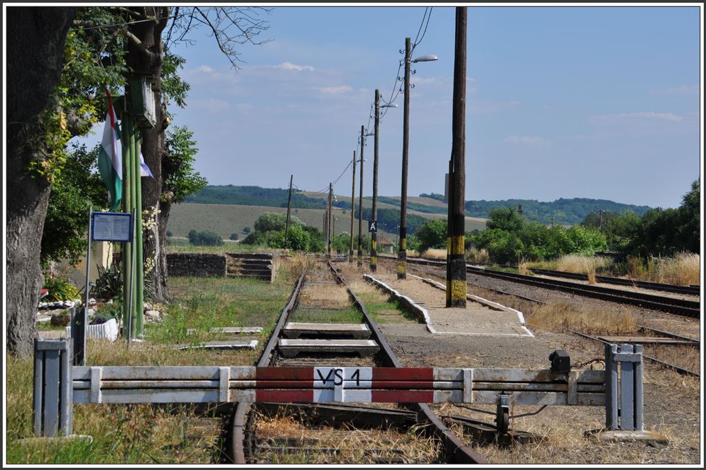 Am 1.Gleis in Nogradszakal gibts auf beiden Seiten eine solche Gleissperre, über deren Zweck ich nur rätseln kann. (04.07.2015)