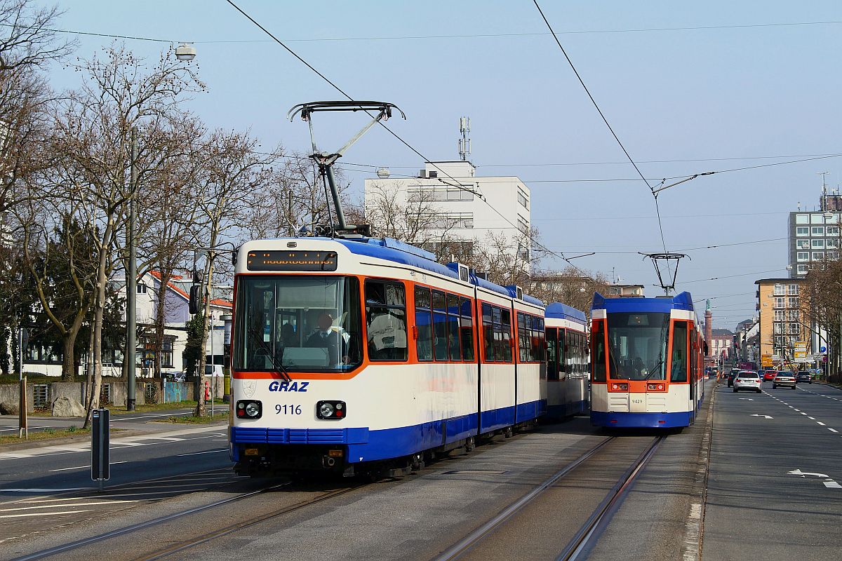 Am 1.März 2016 befährt ST 12-Tw 9116 als Linie 2 zum Hauptbahnhof mit seinem Beiwagen 9440 die Rheinstraße. Die neue Scheinwerfereinheit an der Front erscheint dem Autor doch gewöhnungsbedürftig.