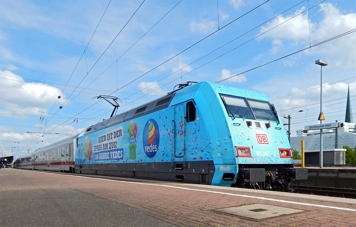 Am 1.Mai kam 101 102-2  110 jahre Vedes  mit einem IC durch Dortmund gefahren. Hier ist sie gerade bei der Ausfahrt in Richtung Süden zu sehen.

Dortmund 01.05.2015