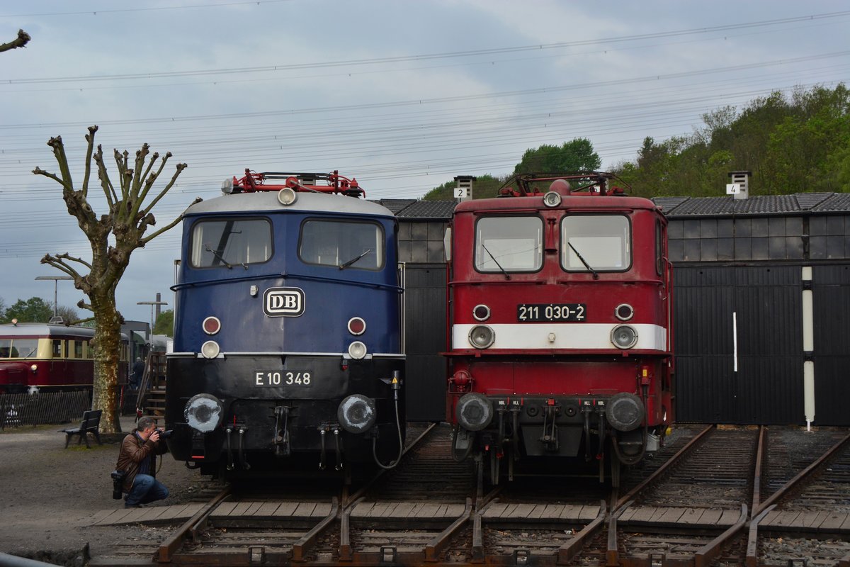 Am 1.Mai war in Bochum Dahlhausen Fototag und die Loks wurden Pärchenweise mit ihrem jeweiligen Reichsbahn Partner zusammen gestellt. Links steht die DB E10 348 und rechts die Reichsbahn Variante in Form von 211 030-2. 

Bochum Dahlhausen 01.05.2017
