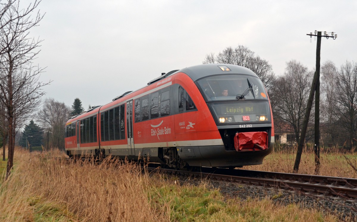 Am 2. Adventswochenende  wurden von DB Regio zwei Sonderfahrten von Wittenberg zum Weihnachtsmarkt nach Leipzig angeboten. Hier passiert 642 202 am 08.12.13 die Bad Schmiedeberger Kurklinik.