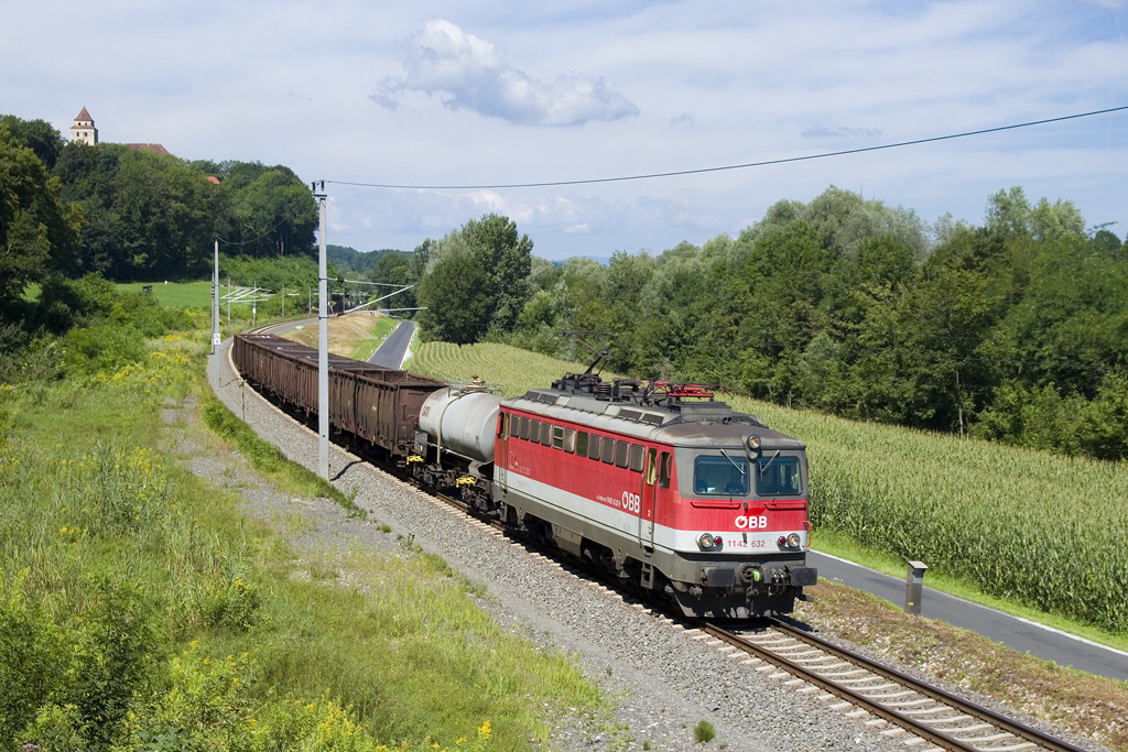 Am 2. August 2016 ist 1142 632 mit dem Güterzug 44463 von Graz Verschiebebahnhof nach Maribor Tezno unterwegs und wird in kürze den Grenzbahnhof Spielfeld-Straß erreichen, von wo aus der Zug anschließend von einer  Brižita  übernommen wird. 