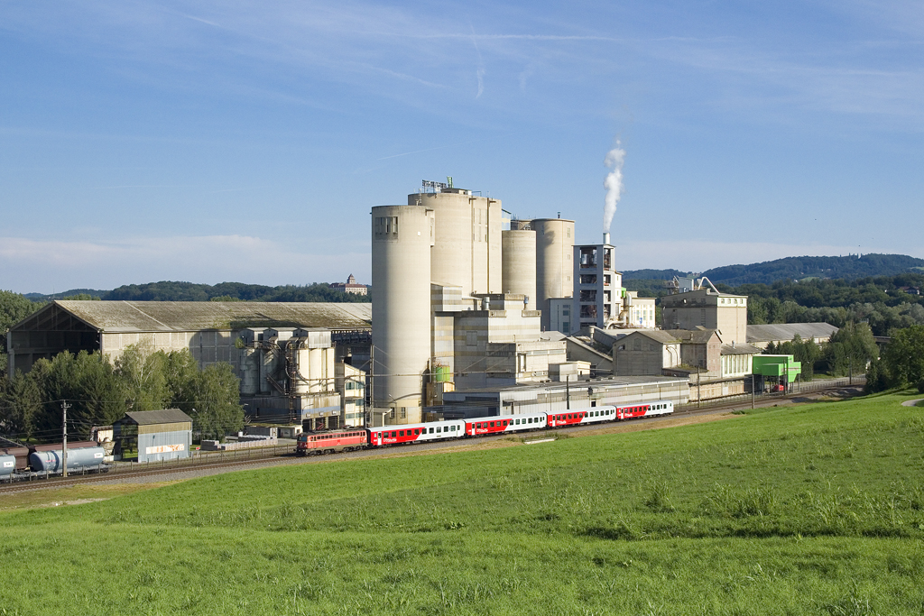 Am 2. August 2016 erscheint die 1142 567 mit ihrer S-Bahn 4137 im Gegensatz zum mächtigen Lafarge Zementwerk in Retznei doch etwas mickrig. Etwas versteckt ist am Foto auch das Schloß Ehrenhausen zu sehen. 