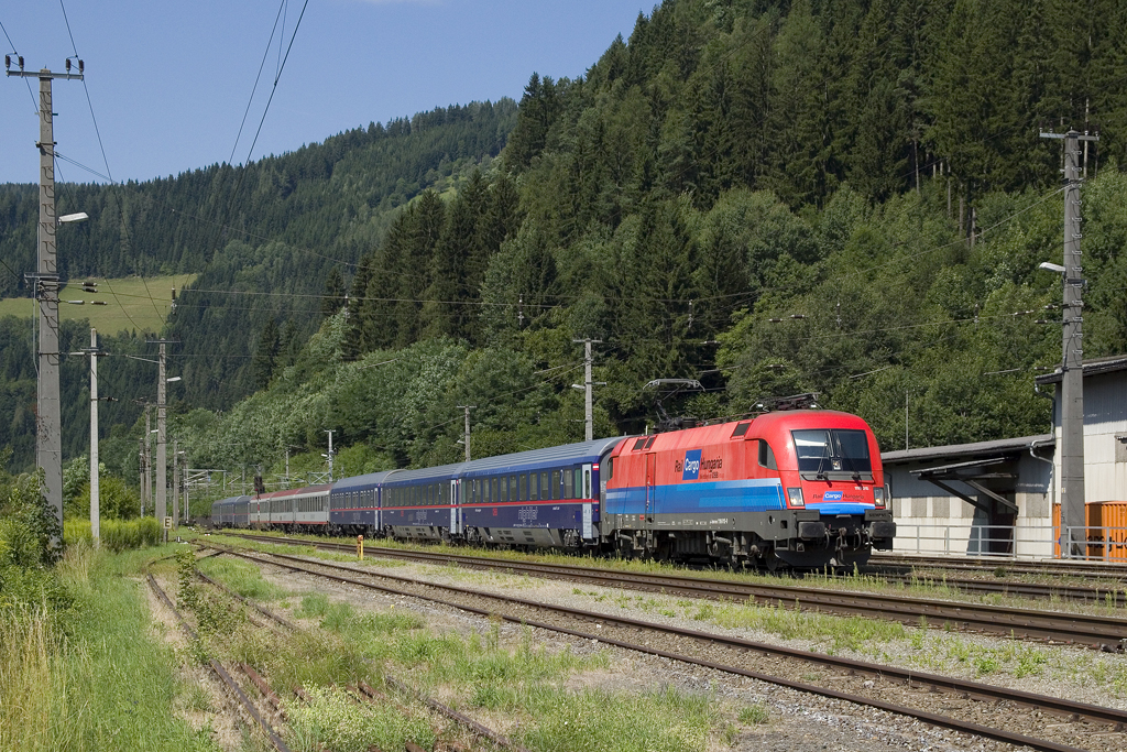 Am 2. August 2017 ist 1116 015 mit dem EN 234  ÖBB nightjet  (Milano Centrale - Wien Hbf) bei Wartberg im Mürztal unterwegs. An der Zugspitze befindet sich übrigens die Kurswagengruppe EN 40294 von Roma Termini. 