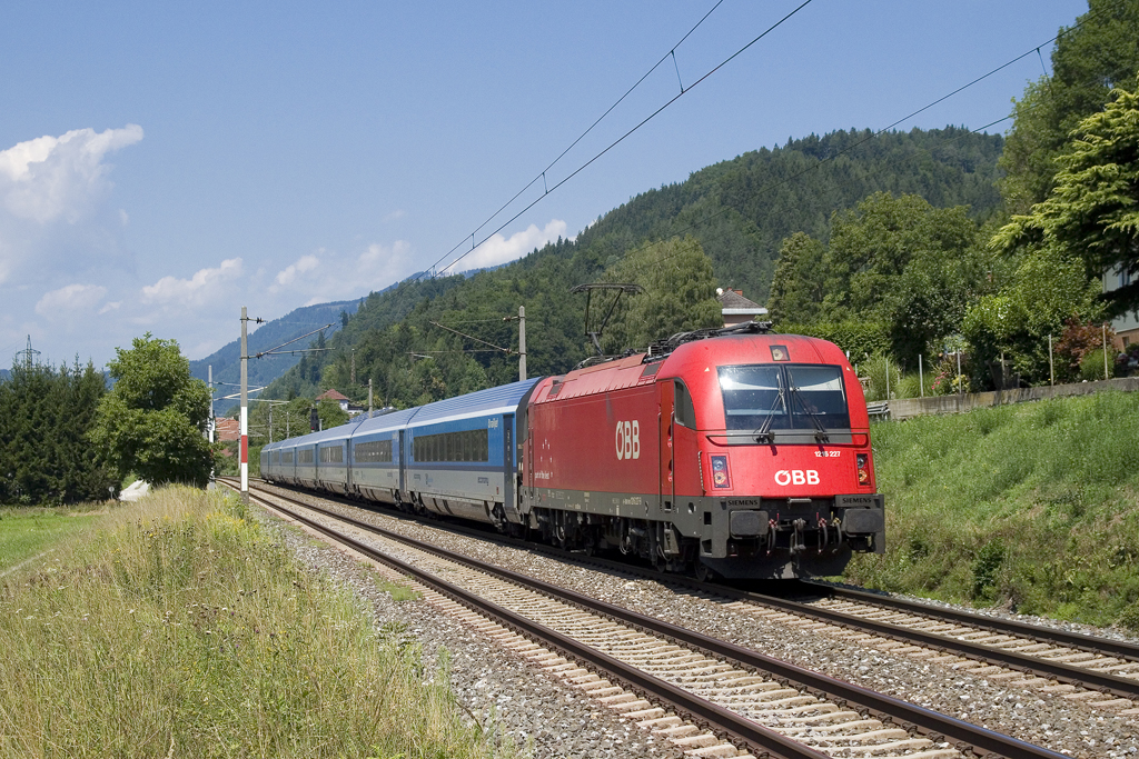 Am 2. August 2017 ist 1216 227 mit dem rj 71 (Praha hlavní nádraží - Graz Hbf) nahe Mixnitz unterwegs. 
