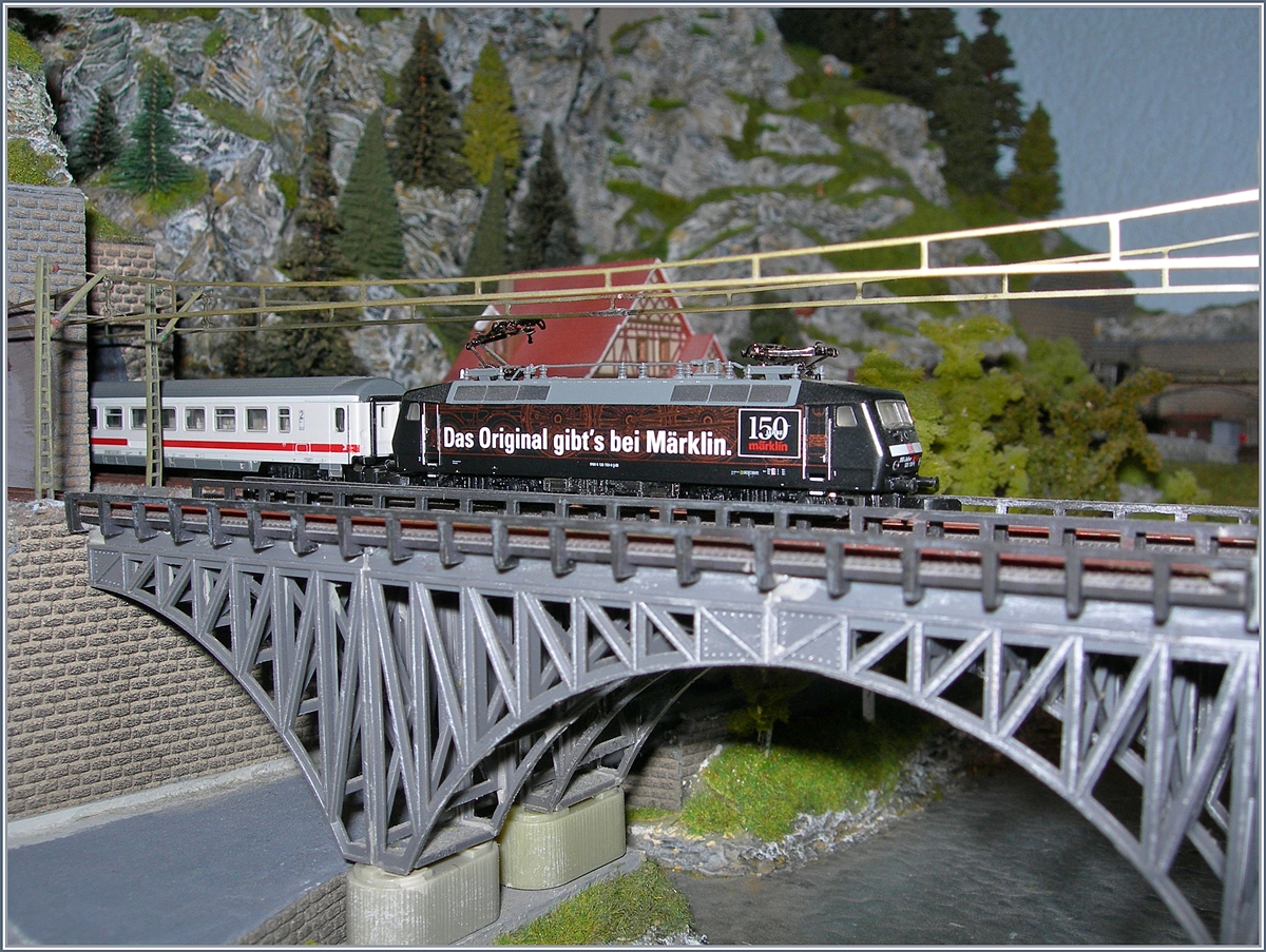 Am 2. Dezember ist wieder  Tag der Modelleisenbahn ! 
Vorbild oder Modell lautet hin und wieder die Frage, die hat Märklin hier auf eine eigene Art selbst beantwortet:  Das Orignal gibt's bei Märklin .
Die mini club Märklin Spur z 120 159-9  150 Jahre Märklin .

25.11.2018