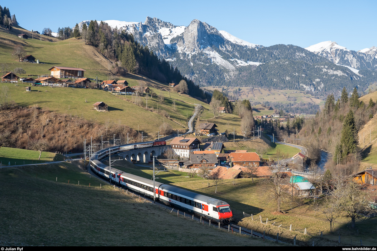 Am 2. Januar 2020 begann an der Lenk das alljährliche Jugendskilager. Auch dieses Jahr führte die SBB zu diesem Zweck wieder einen Extrazug mit einem EW-IV-Pendel von Bern nach Zweisimmen. Hier der JuSkiLa-Extrazug kurz vor der Ankunft bei Garstatt.