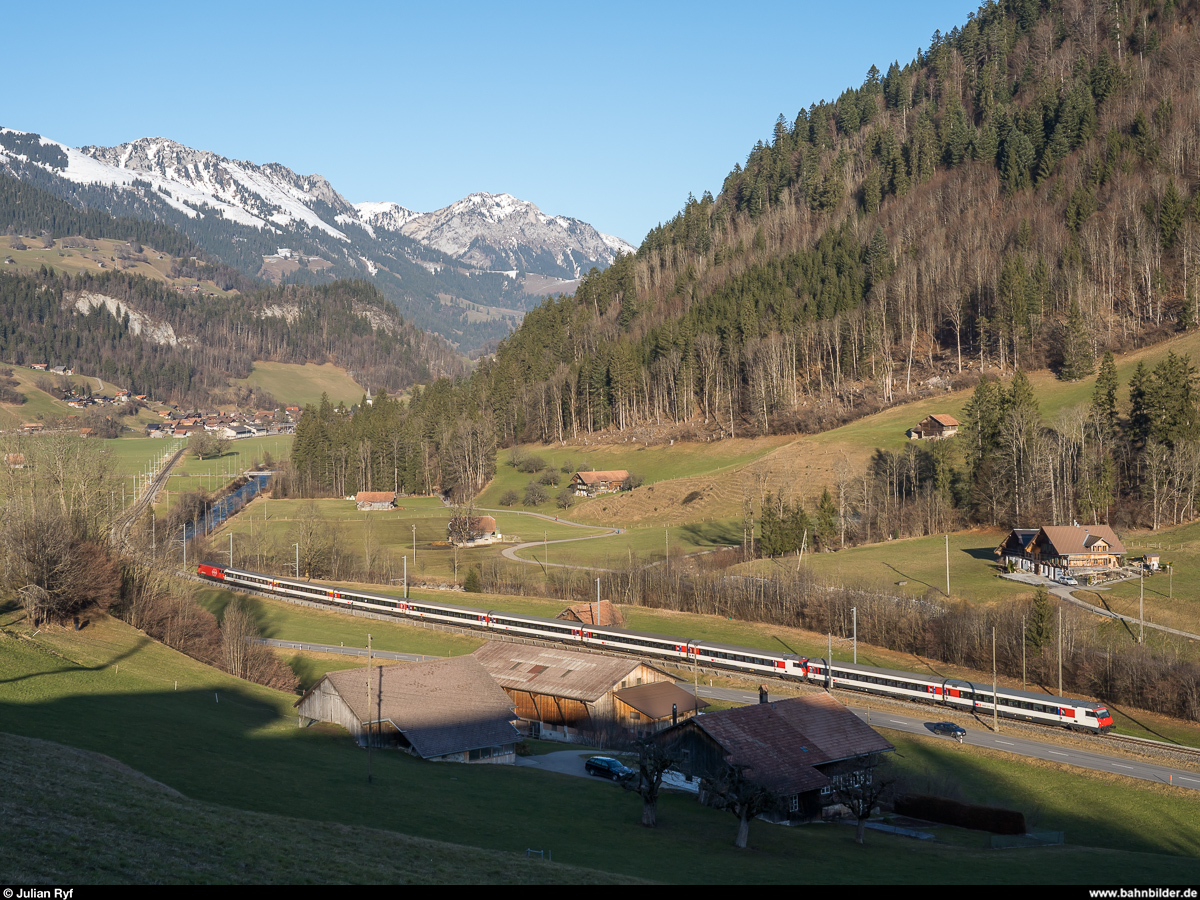 Am 2. Januar 2020 begann an der Lenk das alljährliche Jugendskilager. Auch dieses Jahr führte die SBB zu diesem Zweck wieder einen Extrazug mit einem EW-IV-Pendel von Bern nach Zweisimmen. Hier der leere Zug auf der Rückfahrt zwischen Weissenbach und Boltigen.