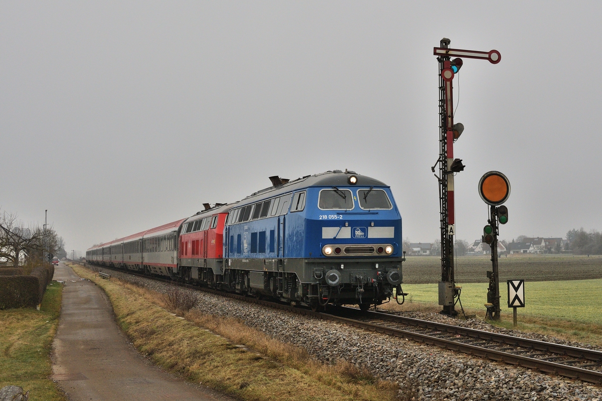 Am 2. Januar 2020 sind 218 055 (218 458) von Press und 218 499 mit IC 119 unterwegs an den Bodensee und nehmen dabei den außergewöhnlichen Laufweg über Memmingen, da die Südbahn aufgrund der Elektrifizierung gesperrt ist. Das Bild entstand am bekannten Einfahrsignal von Gerlenhofen.